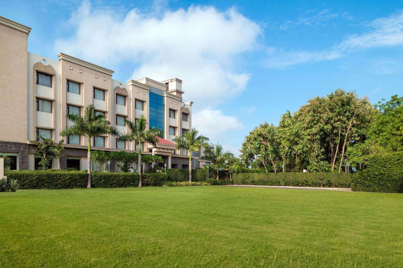 Ramada By Wyndham Varanasi Katesar Chandauli Exterior photo