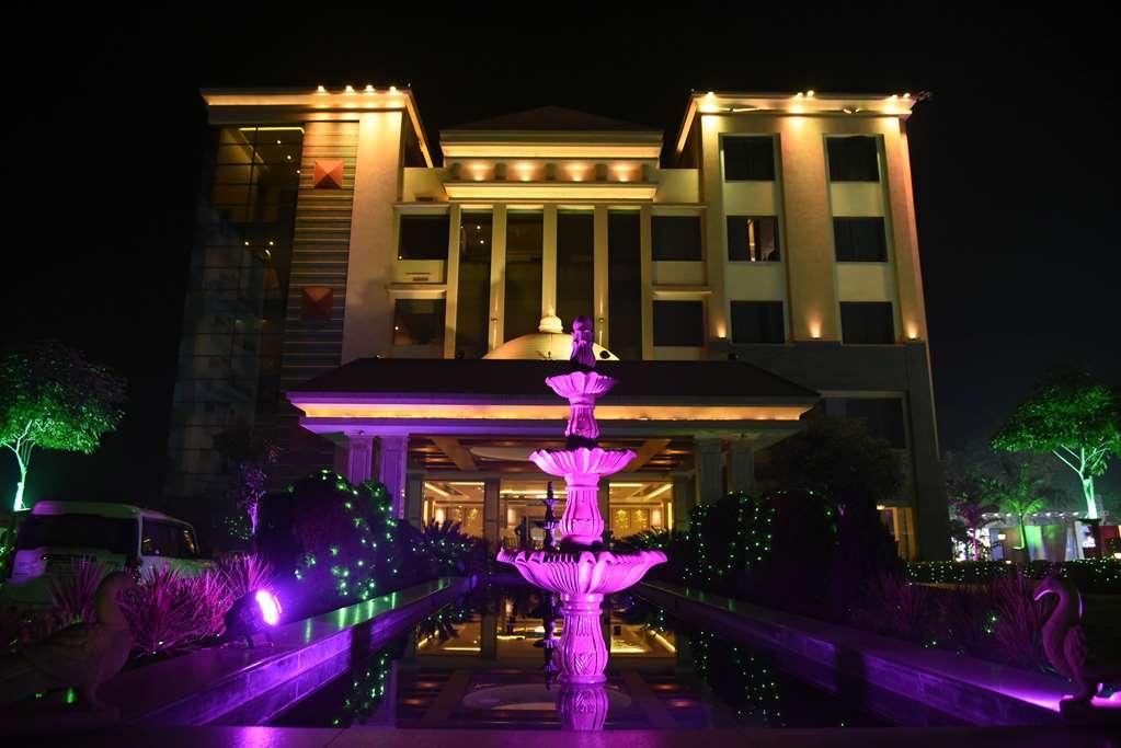 Ramada By Wyndham Varanasi Katesar Hotel Chandauli Exterior photo