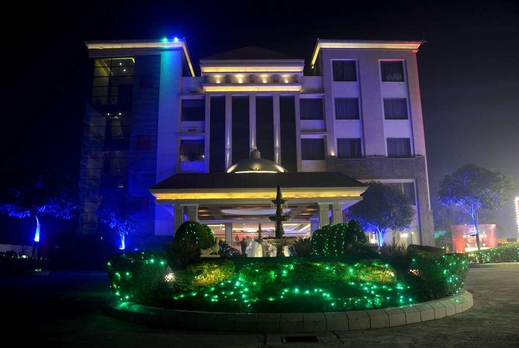 Ramada By Wyndham Varanasi Katesar Chandauli Exterior photo