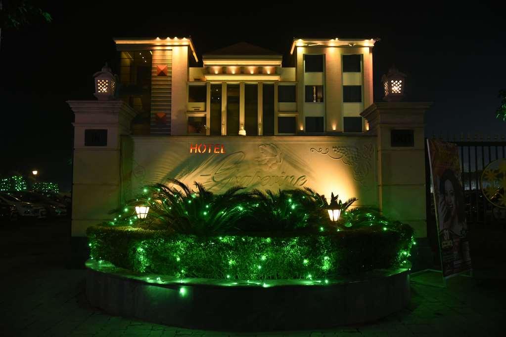Ramada By Wyndham Varanasi Katesar Chandauli Exterior photo